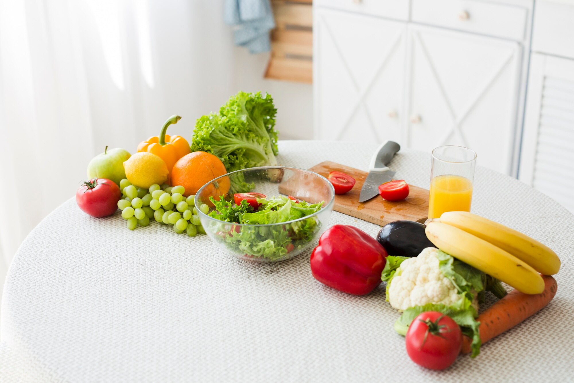 Mesa con alimentos frescos y variados