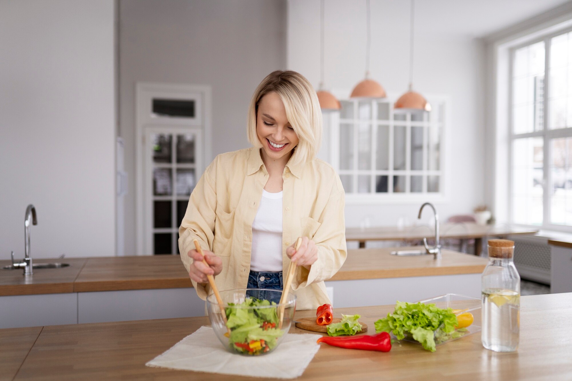 Persona preparando una comida saludable en casa