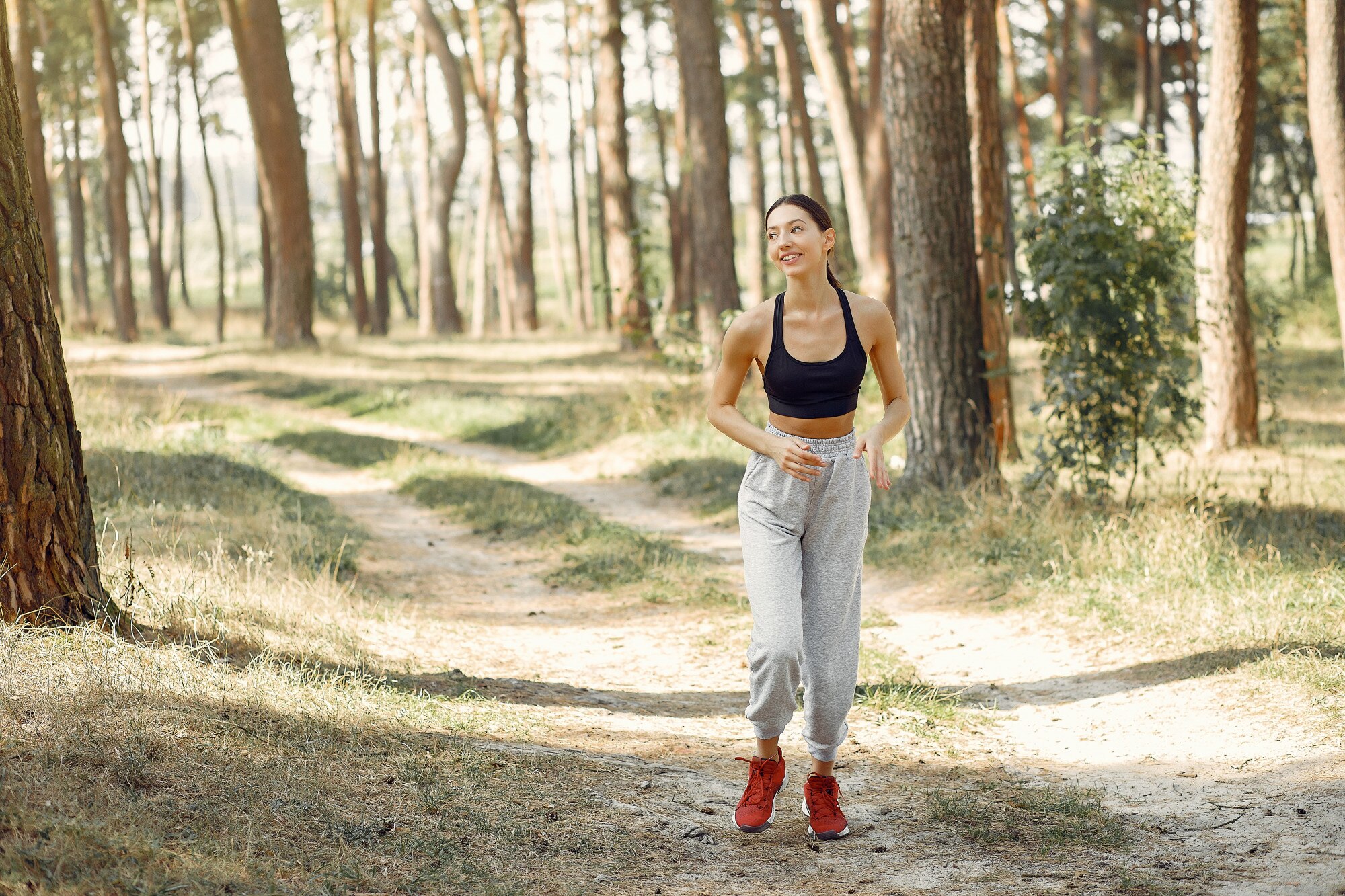 Persona caminando al aire libre con postura erguida